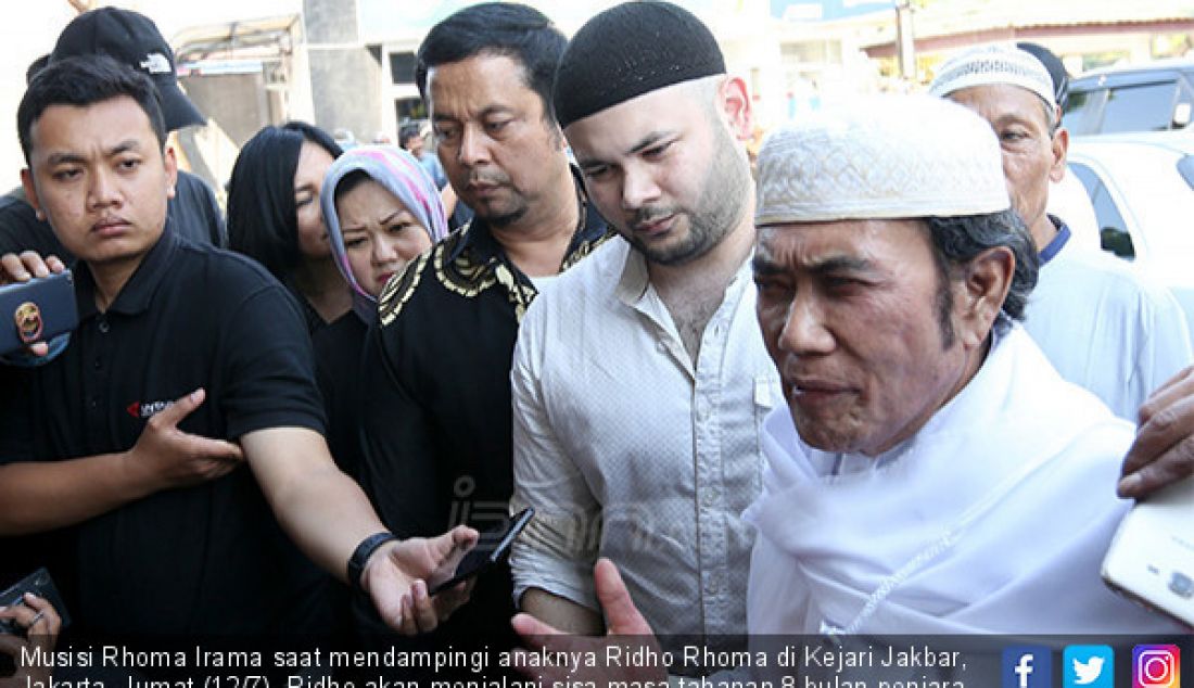 Musisi Rhoma Irama saat mendampingi anaknya Ridho Rhoma di Kejari Jakbar, Jakarta, Jumat (12/7). Ridho akan menjalani sisa masa tahanan 8 bulan penjara setelah MA memperberat hukumannya menjadi 1 tahun 6 bulan dari 10 bulan. - JPNN.com