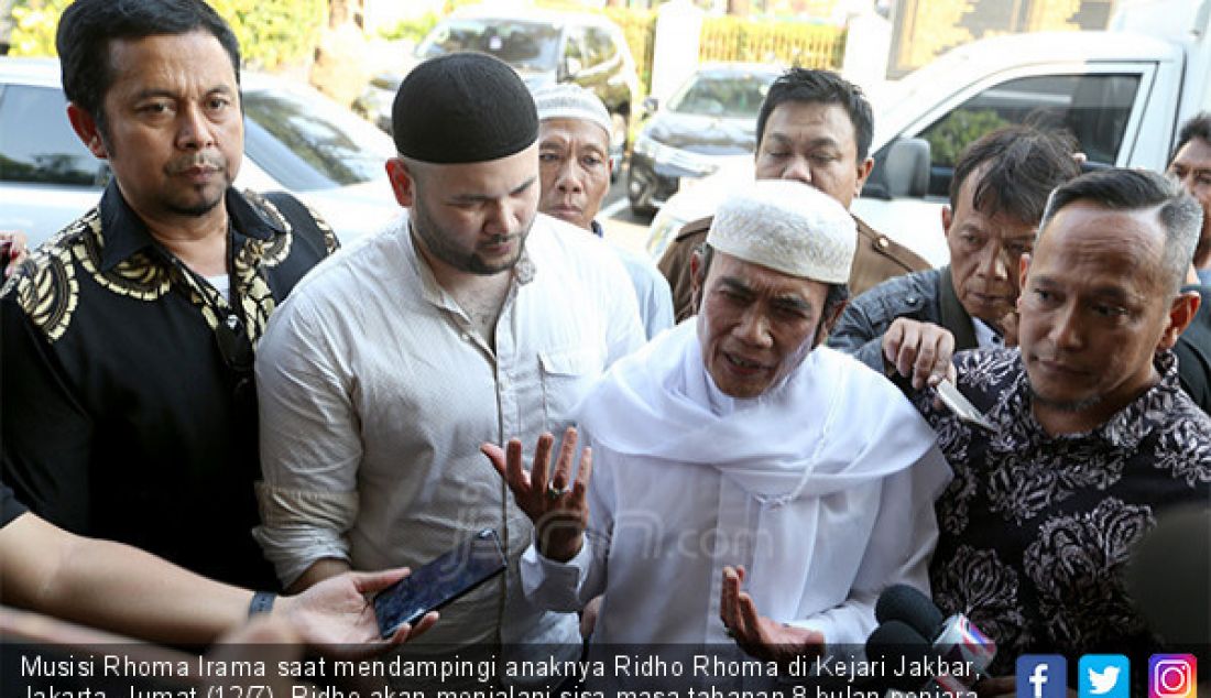 Musisi Rhoma Irama saat mendampingi anaknya Ridho Rhoma di Kejari Jakbar, Jakarta, Jumat (12/7). Ridho akan menjalani sisa masa tahanan 8 bulan penjara setelah MA memperberat hukumannya menjadi 1 tahun 6 bulan dari 10 bulan. - JPNN.com