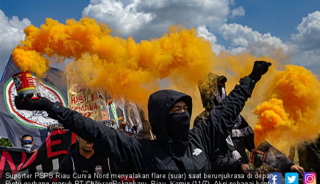 Suporter PSPS Riau Curva Nord menyalakan flare (suar) saat berunjukrasa di depan Pintu gerbang masuk PT ChevronPekanbaru, Riau, Kamis (11/7). Aksi sebagai bentuk kekecewaan suporter PSPS Riau terkait manejerial serta krisis. - JPNN.com