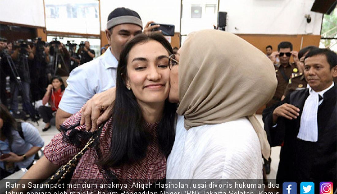 Ratna Sarumpaet mencium anaknya, Atiqah Hasiholan, usai divonis hukuman dua tahun penjara oleh majelis hakim Pengadilan Negeri (PN) Jakarta Selatan, Kamis (11/7). Vonis itu terkait perkara dugaan penyebaran berita bohong (hoax). - JPNN.com