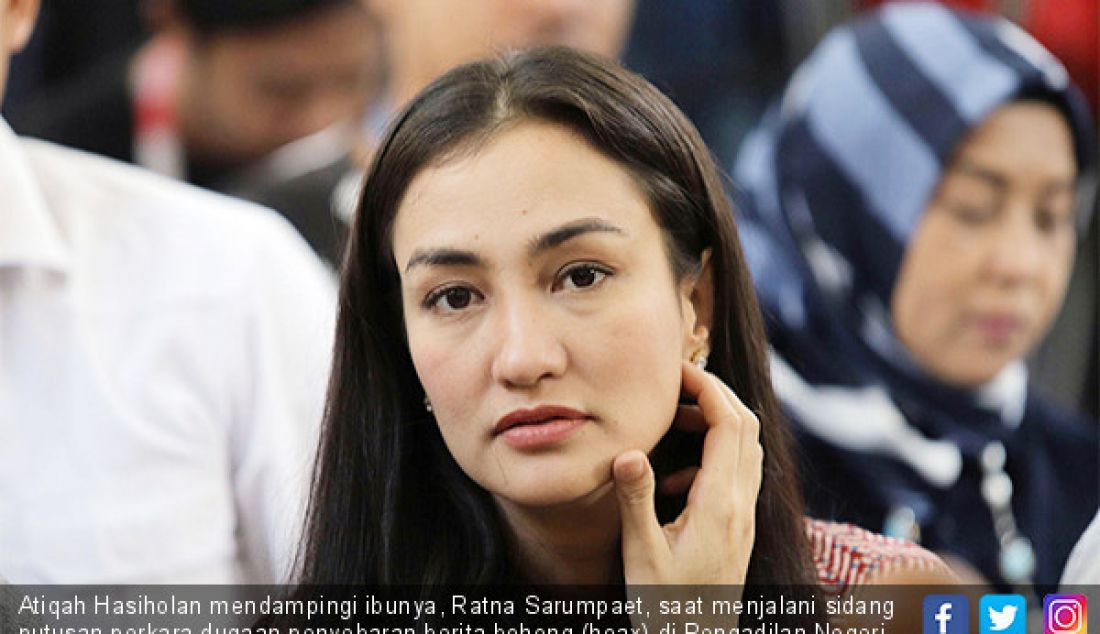 Atiqah Hasiholan mendampingi ibunya, Ratna Sarumpaet, saat menjalani sidang putusan perkara dugaan penyebaran berita bohong (hoax) di Pengadilan Negeri Jakarta Selatan, Jakarta, Kamis (11/7). - JPNN.com