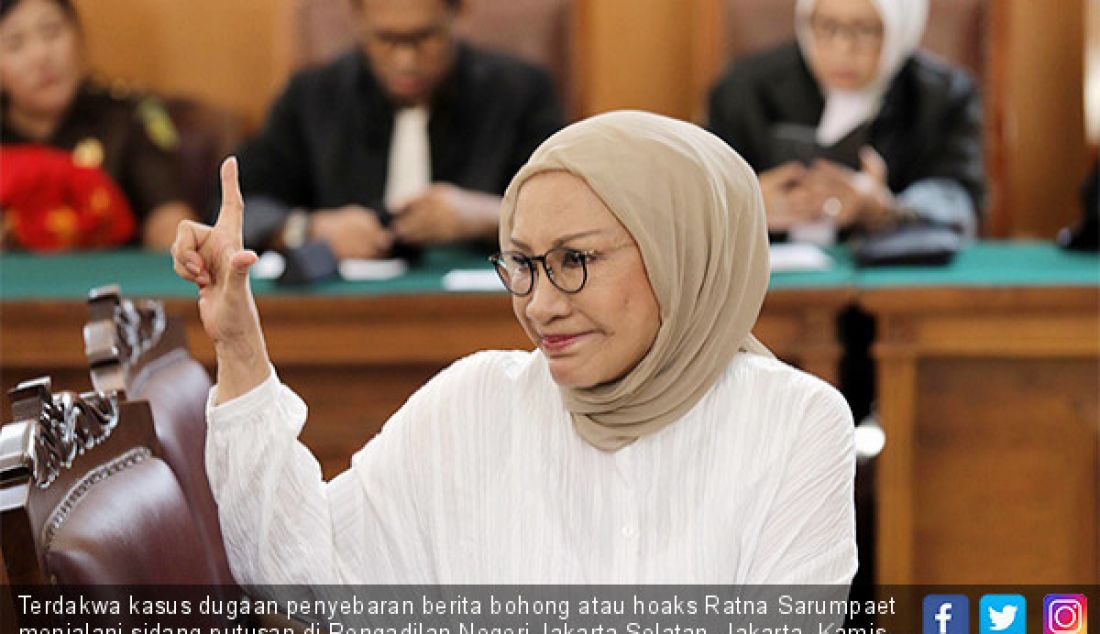 Terdakwa kasus dugaan penyebaran berita bohong atau hoaks Ratna Sarumpaet menjalani sidang putusan di Pengadilan Negeri Jakarta Selatan, Jakarta, Kamis (11/7). Ratna Sarumpaet divonis hukuman dua tahun penjara. - JPNN.com