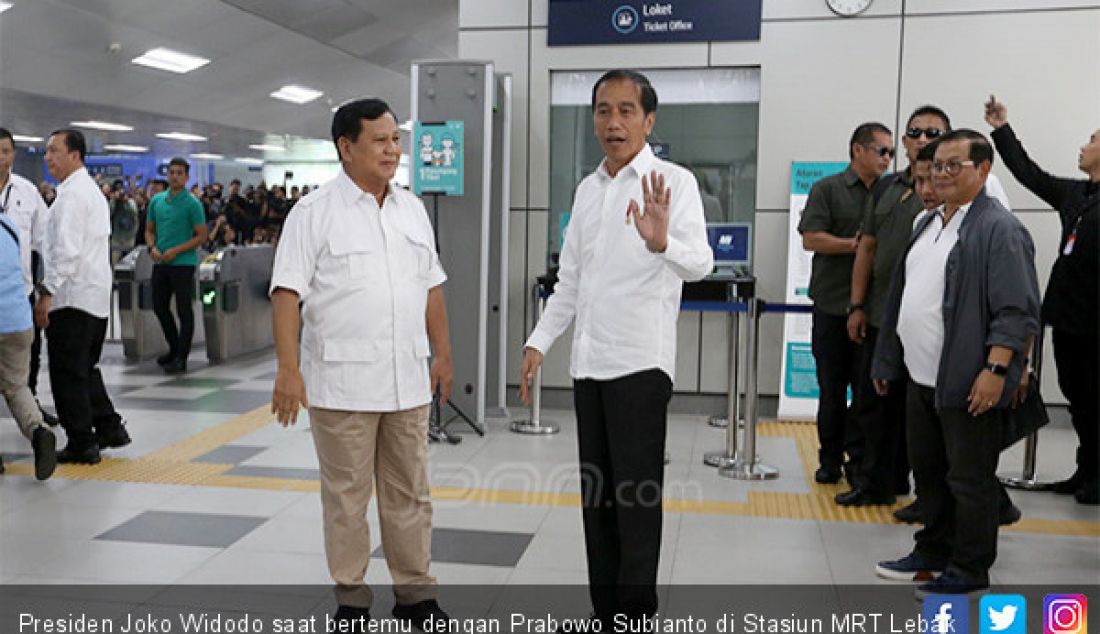 Presiden Joko Widodo saat bertemu dengan Prabowo Subianto di Stasiun MRT Lebak Bulus, Jakarta, Sabtu (13/7). - JPNN.com