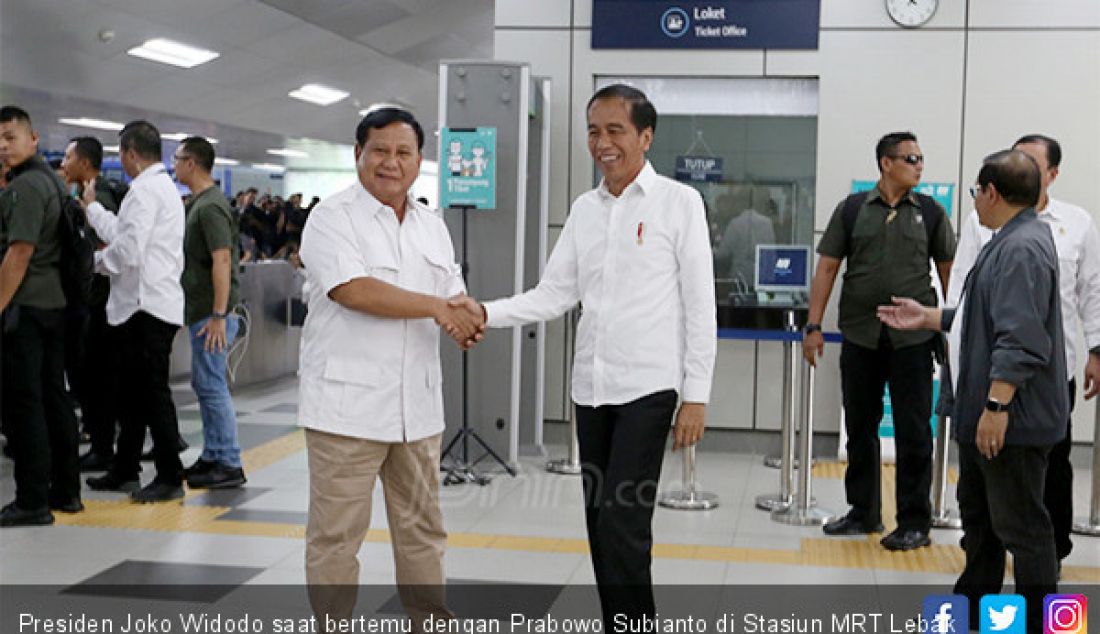 Presiden Joko Widodo saat bertemu dengan Prabowo Subianto di Stasiun MRT Lebak Bulus, Jakarta, Sabtu (13/7). - JPNN.com