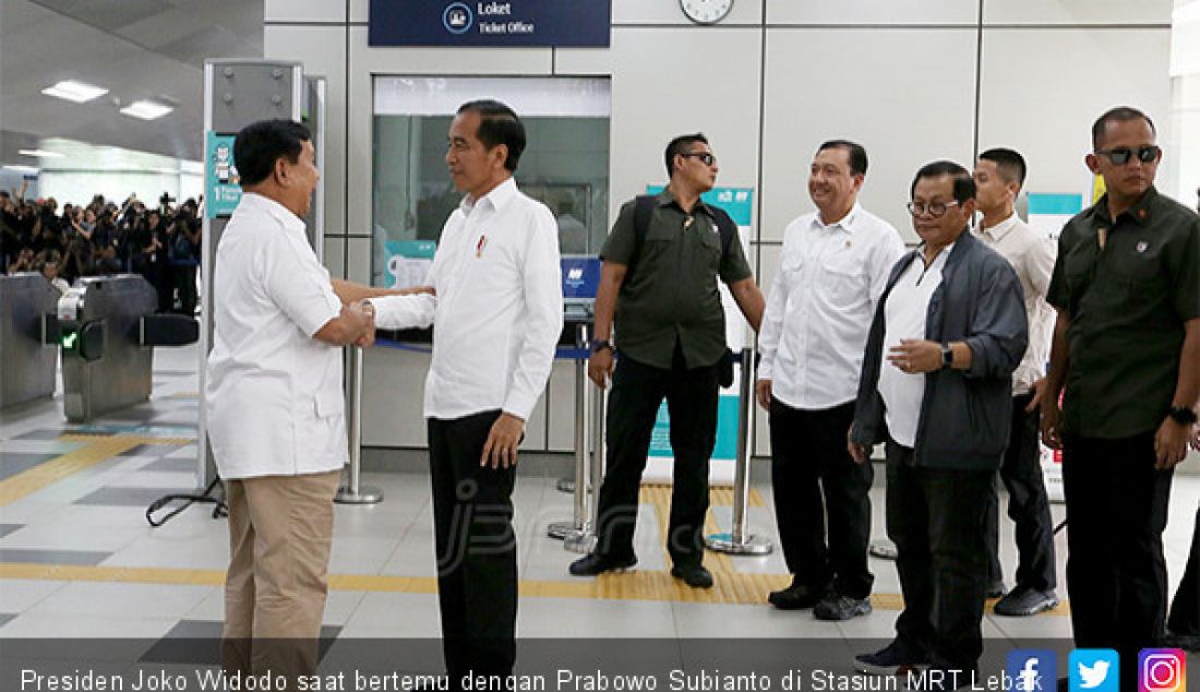 Presiden Joko Widodo saat bertemu dengan Prabowo Subianto di Stasiun MRT Lebak Bulus, Jakarta, Sabtu (13/7). - JPNN.com