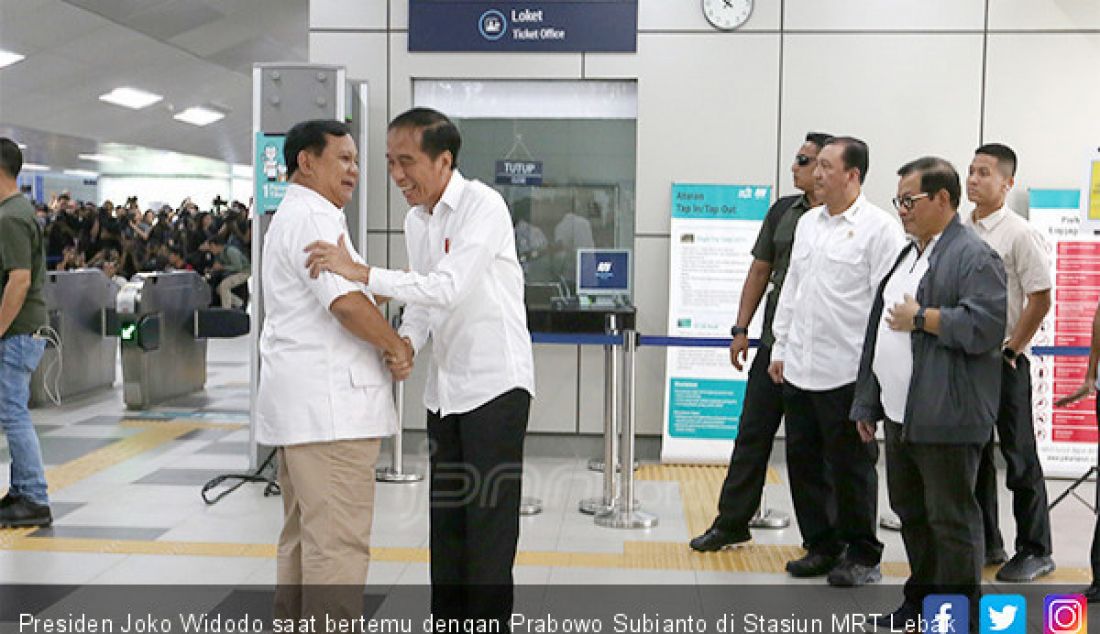 Presiden Joko Widodo saat bertemu dengan Prabowo Subianto di Stasiun MRT Lebak Bulus, Jakarta, Sabtu (13/7). - JPNN.com