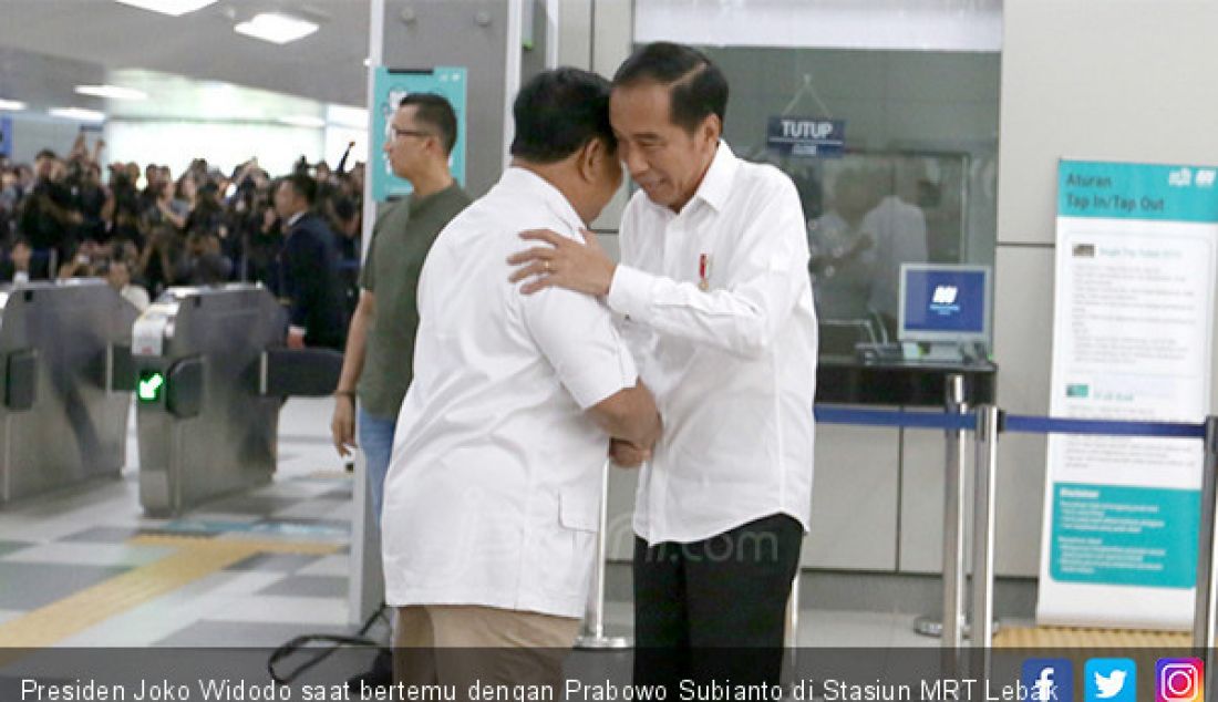 Presiden Joko Widodo saat bertemu dengan Prabowo Subianto di Stasiun MRT Lebak Bulus, Jakarta, Sabtu (13/7). - JPNN.com