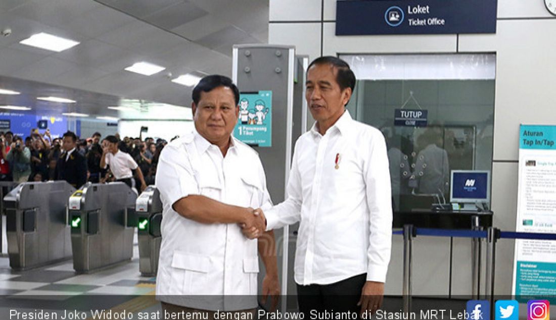 Presiden Joko Widodo saat bertemu dengan Prabowo Subianto di Stasiun MRT Lebak Bulus, Jakarta, Sabtu (13/7). - JPNN.com