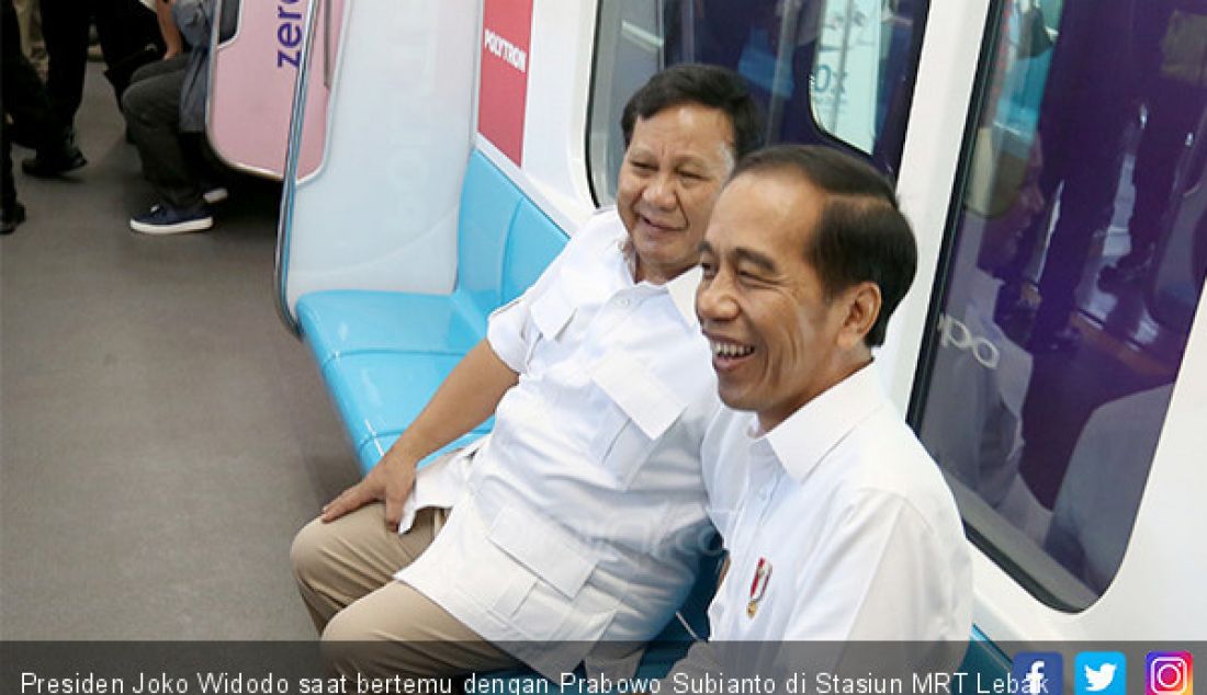 Presiden Joko Widodo saat bertemu dengan Prabowo Subianto di Stasiun MRT Lebak Bulus, Jakarta, Sabtu (13/7). - JPNN.com