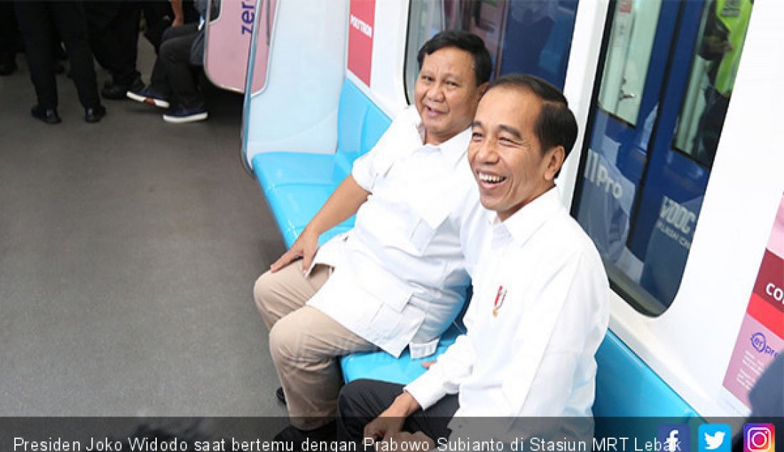 Presiden Joko Widodo saat bertemu dengan Prabowo Subianto di Stasiun MRT Lebak Bulus, Jakarta, Sabtu (13/7). - JPNN.com