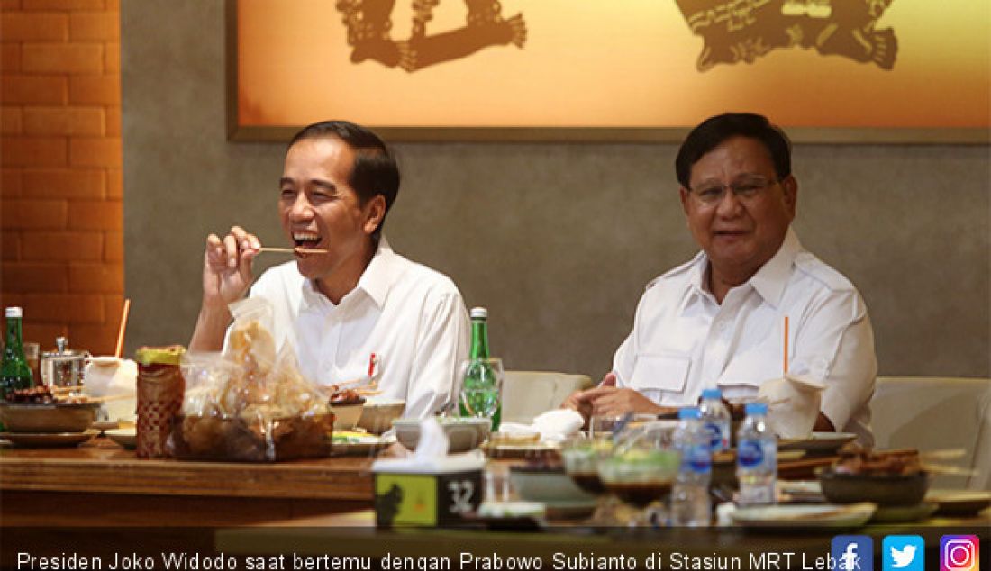 Presiden Joko Widodo saat bertemu dengan Prabowo Subianto di Stasiun MRT Lebak Bulus, Jakarta, Sabtu (13/7). - JPNN.com