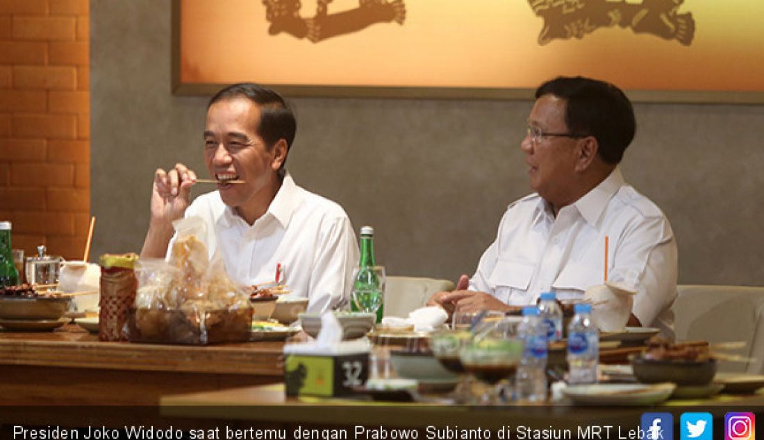 Presiden Joko Widodo saat bertemu dengan Prabowo Subianto di Stasiun MRT Lebak Bulus, Jakarta, Sabtu (13/7). - JPNN.com