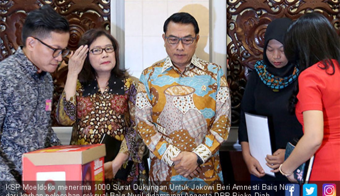 KSP Moeldoko menerima 1000 Surat Dukungan Untuk Jokowi Beri Amnesti Baiq Nuril dari korban pelecehan seksual Baiq Nuril didampingi Anggota DPR Rieke Diah Pitaloka, Jakarta, Senin (15/7). - JPNN.com