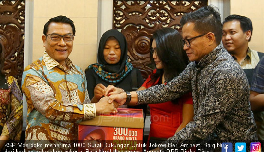 KSP Moeldoko menerima 1000 Surat Dukungan Untuk Jokowi Beri Amnesti Baiq Nuril dari korban pelecehan seksual Baiq Nuril didampingi Anggota DPR Rieke Diah Pitaloka, Jakarta, Senin (15/7). - JPNN.com