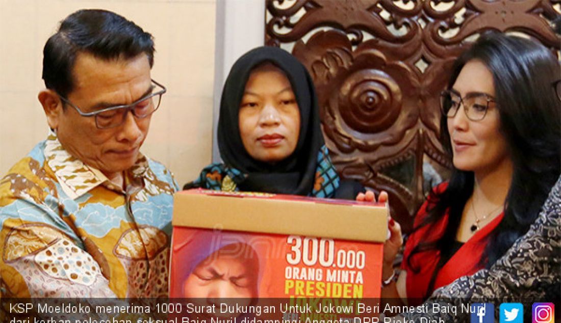 KSP Moeldoko menerima 1000 Surat Dukungan Untuk Jokowi Beri Amnesti Baiq Nuril dari korban pelecehan seksual Baiq Nuril didampingi Anggota DPR Rieke Diah Pitaloka, Jakarta, Senin (15/7). - JPNN.com