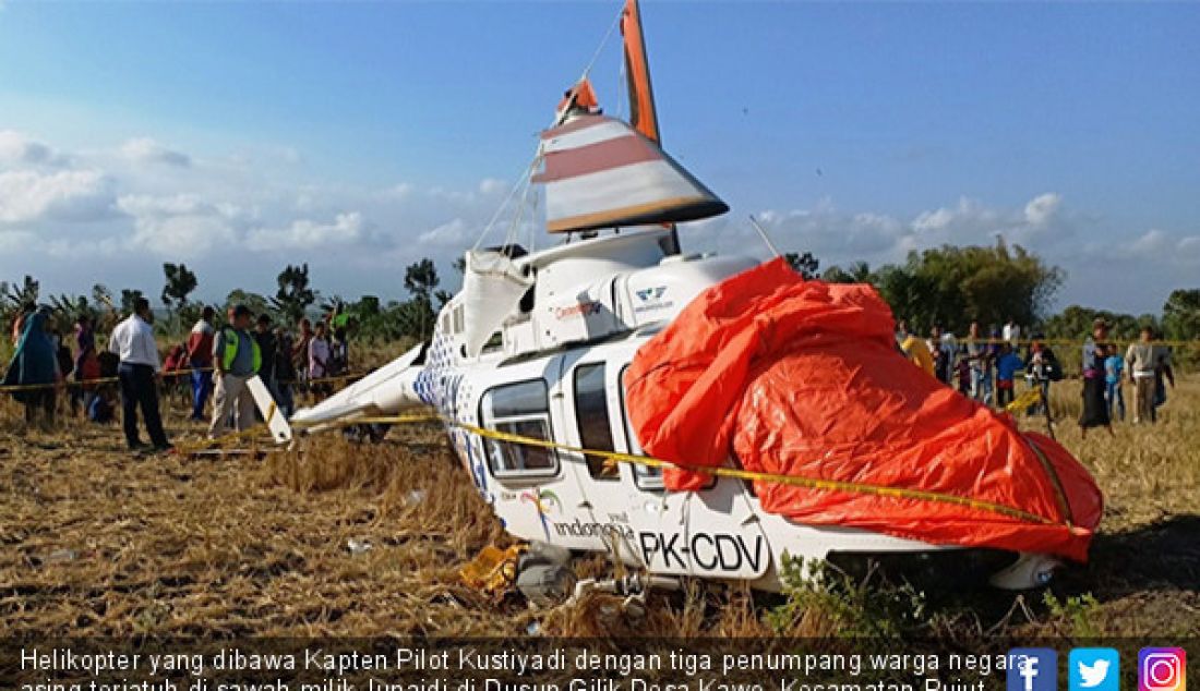 Helikopter yang dibawa Kapten Pilot Kustiyadi dengan tiga penumpang warga negara asing terjatuh di sawah milik Junaidi di Dusun Gilik Desa Kawo, Kecamatan Pujut, Lombok Tengah, Minggu (14/7). - JPNN.com