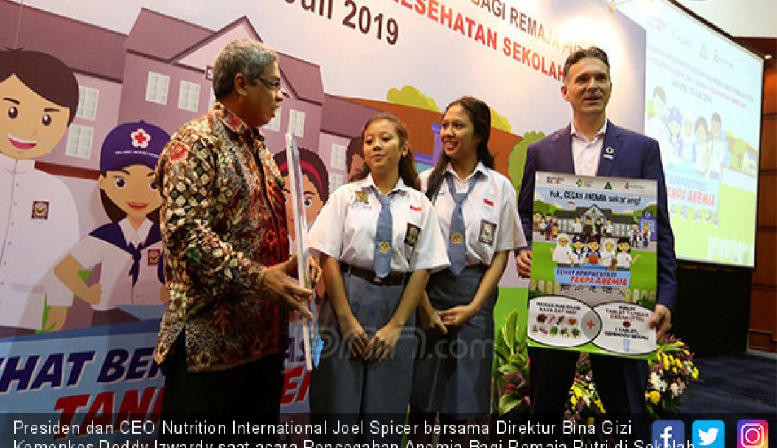 Presiden dan CEO Nutrition International Joel Spicer bersama Direktur Bina Gizi Kemenkes Doddy Izwardy saat acara Pencegahan Anemia Bagi Remaja Putri di Sekolah meningkatkan gizi oleh Nutrition International, Selasa (16/7). - JPNN.com