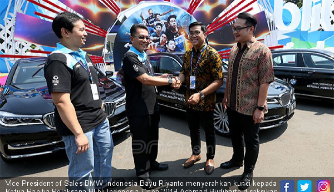 Vice President of Sales BMW Indonesia Bayu Riyanto menyerahkan kunci kepada Ketua Panitia Pelaksana Blibli Indonesia Open 2019 Achmad Budiharto disaksikan Event Director Blibli.com Budi Tjahjono, Jakarta, Selasa (16/7). - JPNN.com