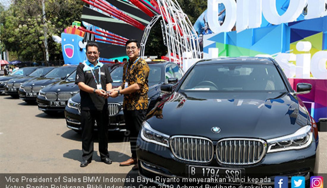 Vice President of Sales BMW Indonesia Bayu Riyanto menyerahkan kunci kepada Ketua Panitia Pelaksana Blibli Indonesia Open 2019 Achmad Budiharto disaksikan Event Director Blibli.com Budi Tjahjono, Jakarta, Selasa (16/7). - JPNN.com