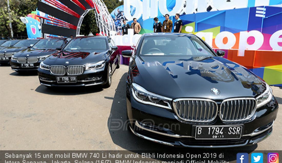 Sebanyak 15 unit mobil BMW 740 Li hadir untuk Blibli Indonesia Open 2019 di Istora Senayan, Jakarta, Selasa (16/7). BMW Indonesia menjadi Official Mobility Partner pada ajang Blibli Indonesia Open 2019 yang akan digunakan oleh pebulu tangkis peringat atas dari 20 negara yang berlaga. - JPNN.com