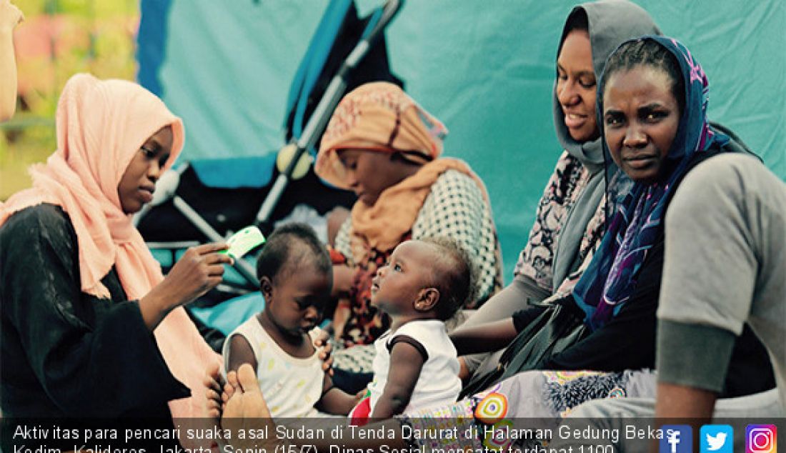 Aktivitas para pencari suaka asal Sudan di Tenda Darurat di Halaman Gedung Bekas Kodim, Kalideres, Jakarta, Senin (15/7). Dinas Sosial mencatat terdapat 1100 orang pencari suaka yang tinggal sementara di Gedung Bekas Kodim. - JPNN.com