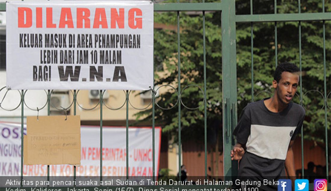 Aktivitas para pencari suaka asal Sudan di Tenda Darurat di Halaman Gedung Bekas Kodim, Kalideres, Jakarta, Senin (15/7). Dinas Sosial mencatat terdapat 1100 orang pencari suaka yang tinggal sementara di Gedung Bekas Kodim. - JPNN.com