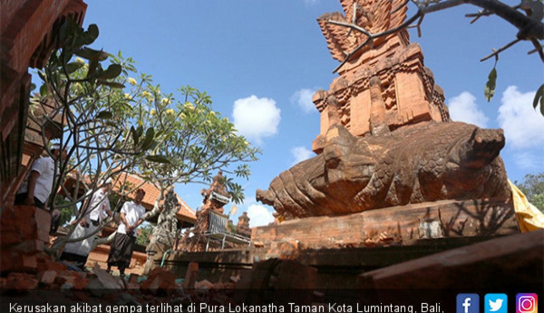 Kerusakan akibat gempa terlihat di Pura Lokanatha Taman Kota Lumintang, Bali, Selasa (16/7). - JPNN.com