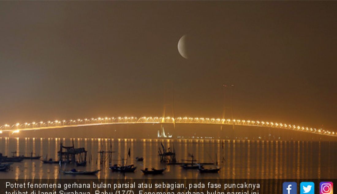 Potret fenomena gerhana bulan parsial atau sebagian, pada fase puncaknya terlihat di langit Surabaya, Rabu (17/7). Fenomena gerhana bulan parsial ini merupakan satu-satunya yang bisa disaksikan sepanjang tahun 2019. - JPNN.com