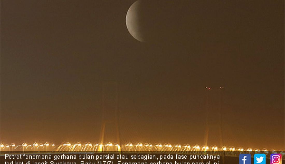 Potret fenomena gerhana bulan parsial atau sebagian, pada fase puncaknya terlihat di langit Surabaya, Rabu (17/7). Fenomena gerhana bulan parsial ini merupakan satu-satunya yang bisa disaksikan sepanjang tahun 2019. - JPNN.com