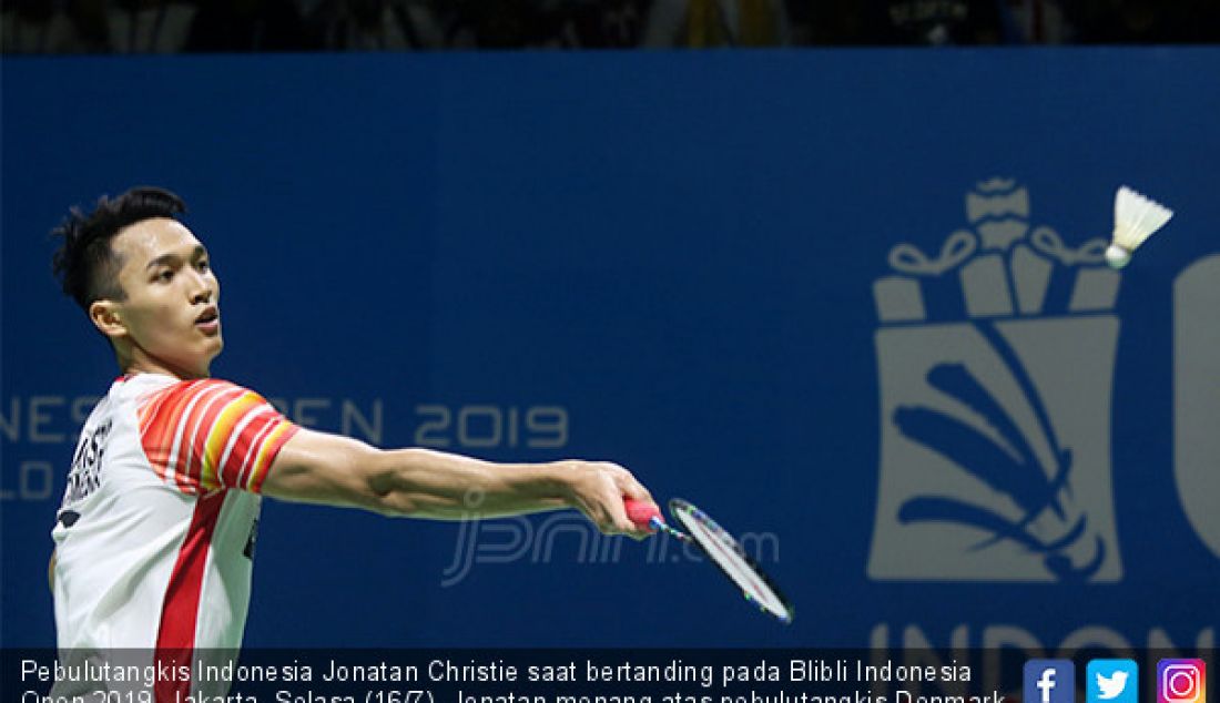 Pebulutangkis Indonesia Jonatan Christie saat bertanding pada Blibli Indonesia Open 2019, Jakarta, Selasa (16/7). Jonatan menang atas pebulutangkis Denmark Rasmus Gemke 21-17 dan 24-22. - JPNN.com