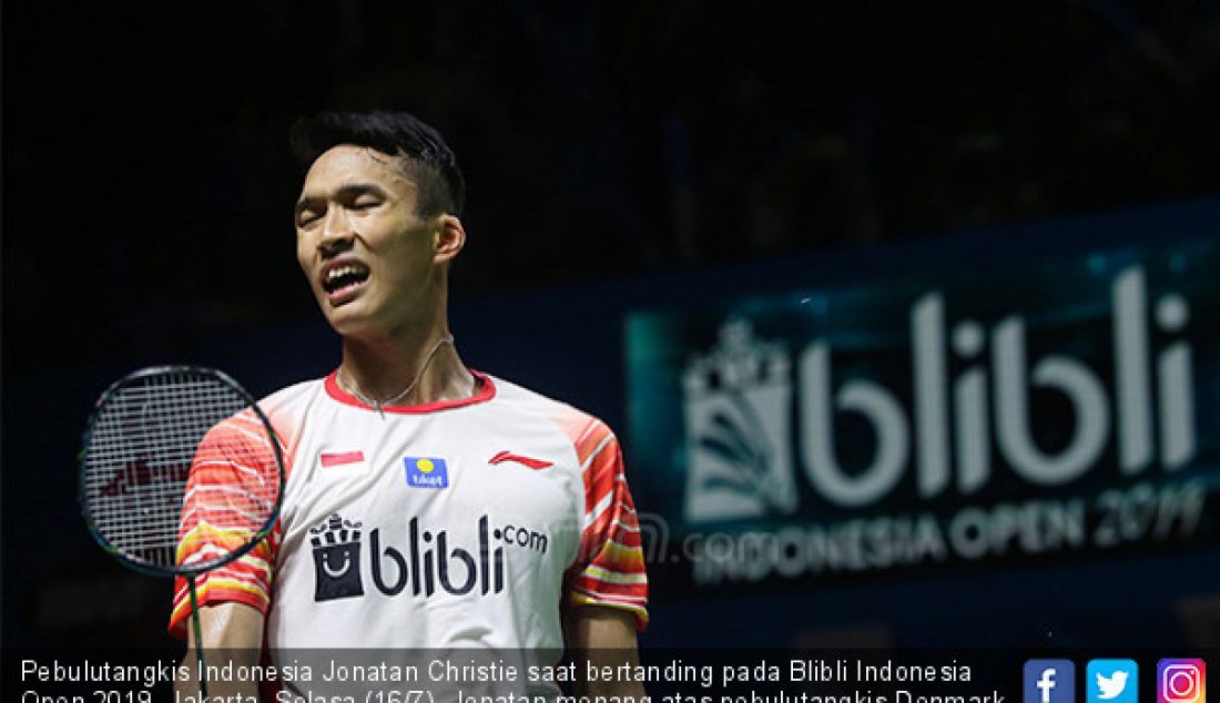 Pebulutangkis Indonesia Jonatan Christie saat bertanding pada Blibli Indonesia Open 2019, Jakarta, Selasa (16/7). Jonatan menang atas pebulutangkis Denmark Rasmus Gemke 21-17 dan 24-22. - JPNN.com