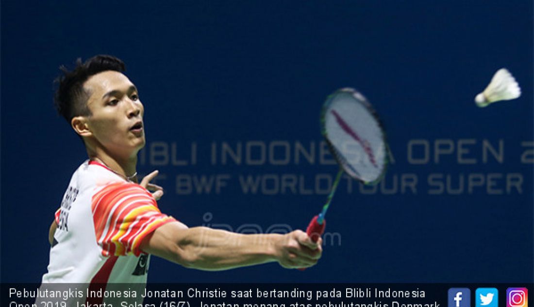 Pebulutangkis Indonesia Jonatan Christie saat bertanding pada Blibli Indonesia Open 2019, Jakarta, Selasa (16/7). Jonatan menang atas pebulutangkis Denmark Rasmus Gemke 21-17 dan 24-22. - JPNN.com