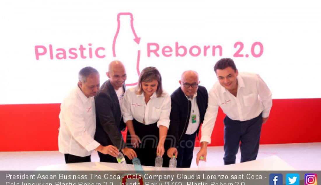 President Asean Business The Coca - Cola Company Claudia Lorenzo saat Coca - Cola luncurkan Plastic Reborn 2.0, Jakarta, Rabu (17/7). Plastic Reborn 2.0 sebuah lanjutan dari program kolaborasi yang mendorong terbangunnya ekosistem cicukar economy termasuk terbentuknya 
