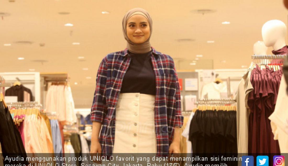 Ayudia menggunakan produk UNIQLO favorit yang dapat menampilkan sisi feminin mereka di UNIQLO Store, Senayan City, Jakarta, Rabu (17/7). Ayudia memilih koleksi Rok dari UNIQLO untuk mengekspresikan sisi feminin dengan penggunaan hijab. - JPNN.com