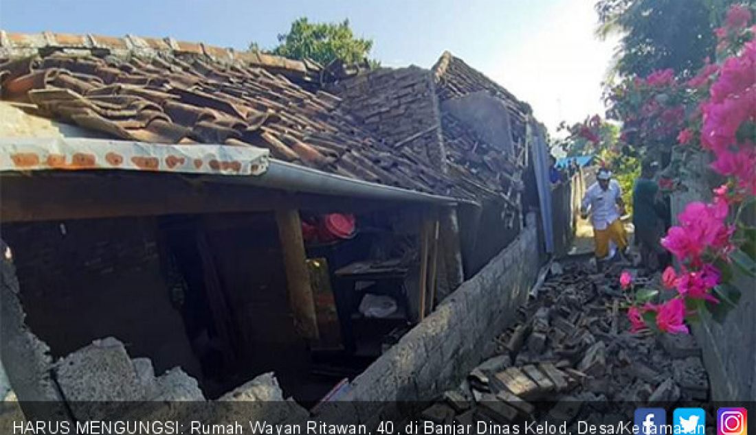 HARUS MENGUNGSI: Rumah Wayan Ritawan, 40, di Banjar Dinas Kelod, Desa/Kecamatan Busungbiu, Buleleng yang roboh akibat gempa. - JPNN.com