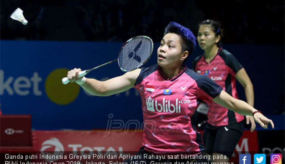 Ganda putri Indonesia Greysia Polii dan Apriyani Rahayu saat bertanding pada Blibli Indonesia Open 2019, Jakarta, Selasa (16/7). Greysia dan Apriyani menang atas lawannya ganda putri Jepang 21-15 dan 21-16. - JPNN.com