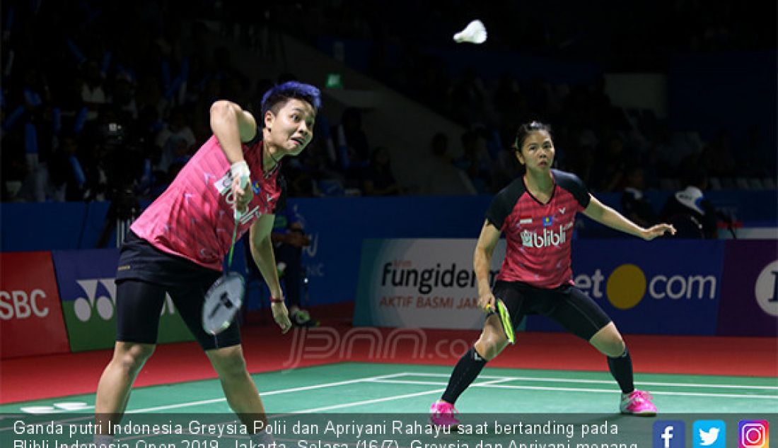 Ganda putri Indonesia Greysia Polii dan Apriyani Rahayu saat bertanding pada Blibli Indonesia Open 2019, Jakarta, Selasa (16/7). Greysia dan Apriyani menang atas lawannya ganda putri Jepang 21-15 dan 21-16. - JPNN.com