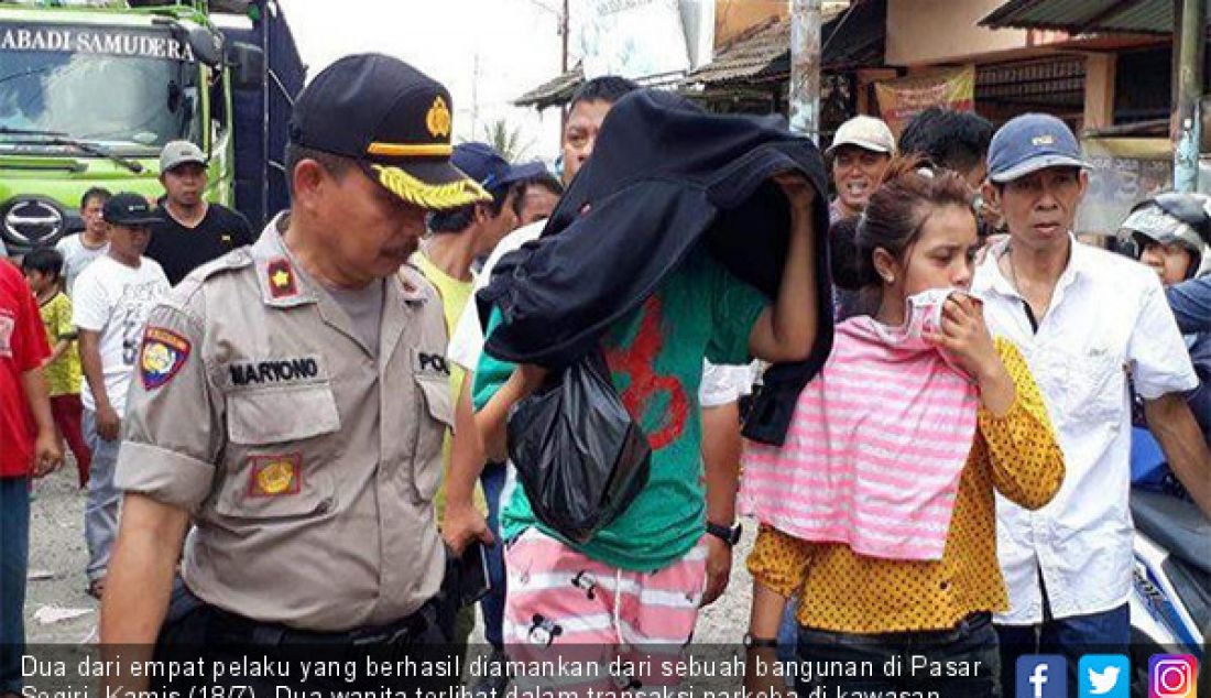 Dua dari empat pelaku yang berhasil diamankan dari sebuah bangunan di Pasar Segiri, Kamis (18/7). Dua wanita terlibat dalam transaksi narkoba di kawasan tersebut. - JPNN.com