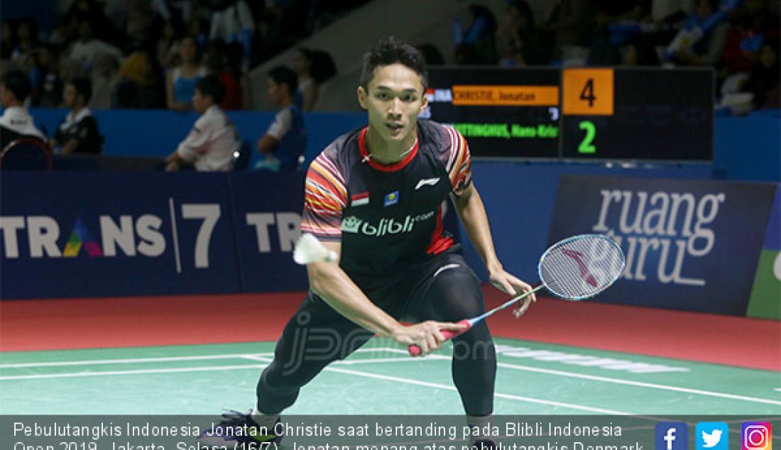 Pebulutangkis Indonesia Jonatan Christie saat bertanding pada Blibli Indonesia Open 2019, Jakarta, Selasa (16/7). Jonatan menang atas pebulutangkis Denmark Hans Kristian Solberg Vittinghus dengan skor 22-20 dan 21-13. - JPNN.com