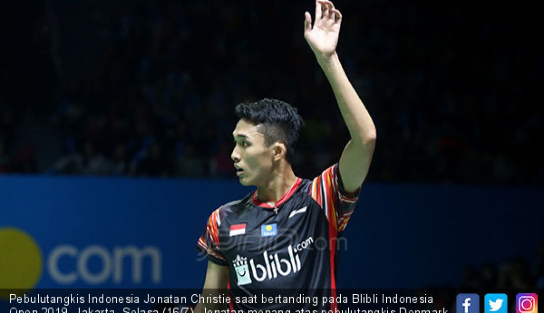 Pebulutangkis Indonesia Jonatan Christie saat bertanding pada Blibli Indonesia Open 2019, Jakarta, Selasa (16/7). Jonatan menang atas pebulutangkis Denmark Hans Kristian Solberg Vittinghus dengan skor 22-20 dan 21-13. - JPNN.com