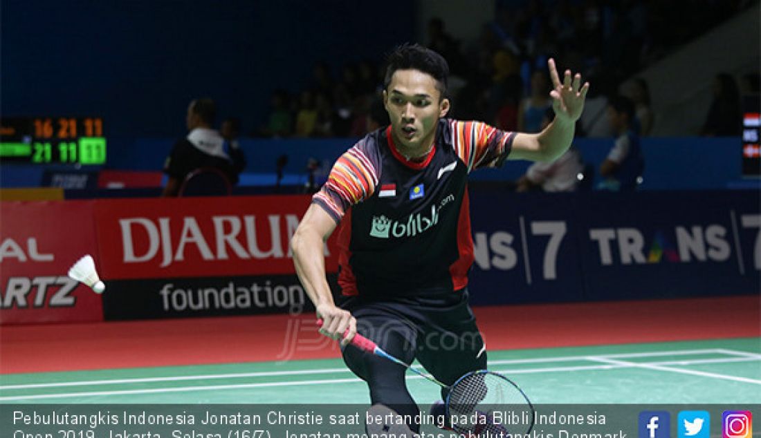 Pebulutangkis Indonesia Jonatan Christie saat bertanding pada Blibli Indonesia Open 2019, Jakarta, Selasa (16/7). Jonatan menang atas pebulutangkis Denmark Hans Kristian Solberg Vittinghus dengan skor 22-20 dan 21-13. - JPNN.com