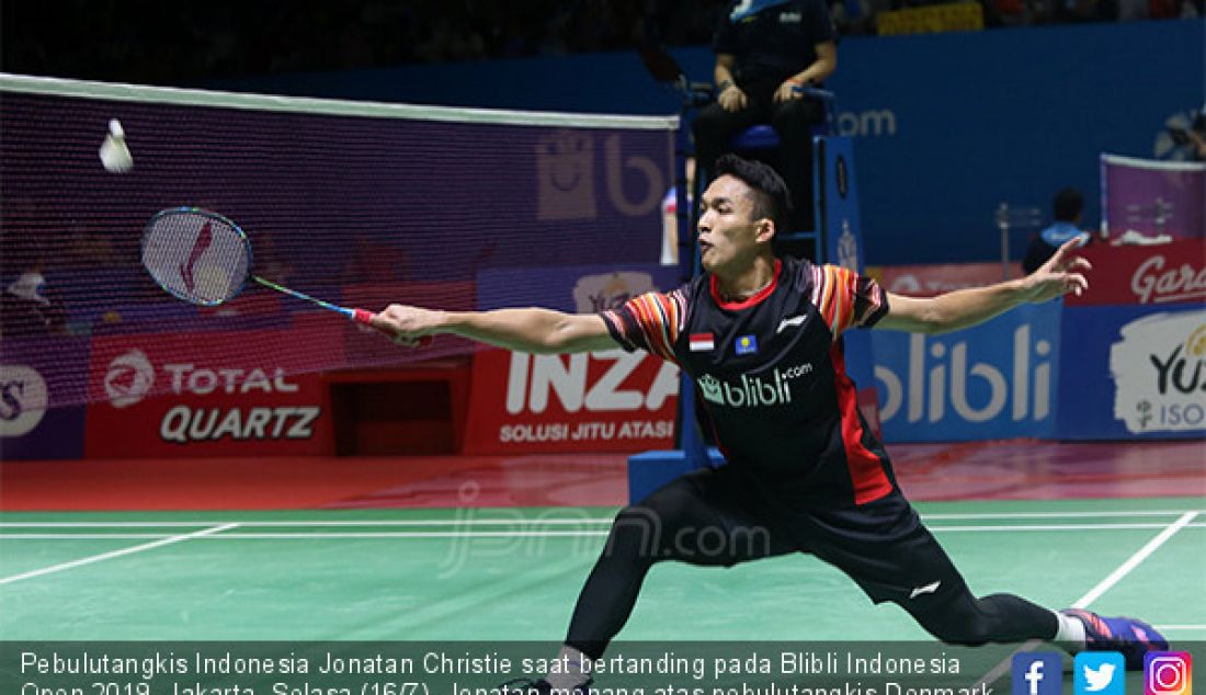 Pebulutangkis Indonesia Jonatan Christie saat bertanding pada Blibli Indonesia Open 2019, Jakarta, Selasa (16/7). Jonatan menang atas pebulutangkis Denmark Hans Kristian Solberg Vittinghus dengan skor 22-20 dan 21-13. - JPNN.com