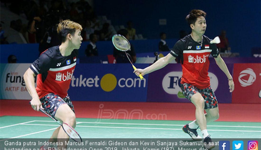 Ganda putra Indonesia Marcus Fernaldi Gideon dan Kevin Sanjaya Sukamuljo saat bertanding pada Blibli Indonesia Open 2019, Jakarta, Kamis (187). Marcus dan Kevin menang atas ganda putra India Satwiksairaj Rankireddy dan Chirag Shetty dengan skor 21-15 dan 21-14. - JPNN.com