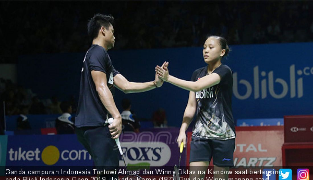 Ganda campuran Indonesia Tontowi Ahmad dan Winny Oktavina Kandow saat bertanding pada Blibli Indonesia Open 2019, Jakarta, Kamis (187). Owi dan Winny menang atas ganda campuran Thailand Nipitphon Phuangphuapet dan Savitree. - JPNN.com