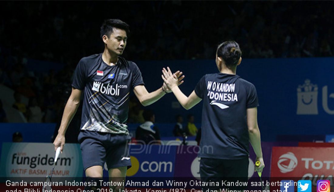 Ganda campuran Indonesia Tontowi Ahmad dan Winny Oktavina Kandow saat bertanding pada Blibli Indonesia Open 2019, Jakarta, Kamis (187). Owi dan Winny menang atas ganda campuran Thailand Nipitphon Phuangphuapet dan Savitree Amitrapai dengan skor 21-14 21-18. - JPNN.com