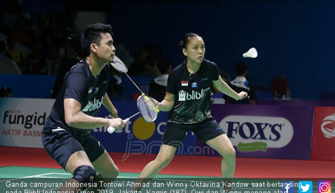 Ganda campuran Indonesia Tontowi Ahmad dan Winny Oktavina Kandow saat bertanding pada Blibli Indonesia Open 2019, Jakarta, Kamis (187). Owi dan Winny menang atas ganda campuran Thailand Nipitphon Phuangphuapet dan Savitree Amitrapai dengan skor 21-14 21-18. - JPNN.com