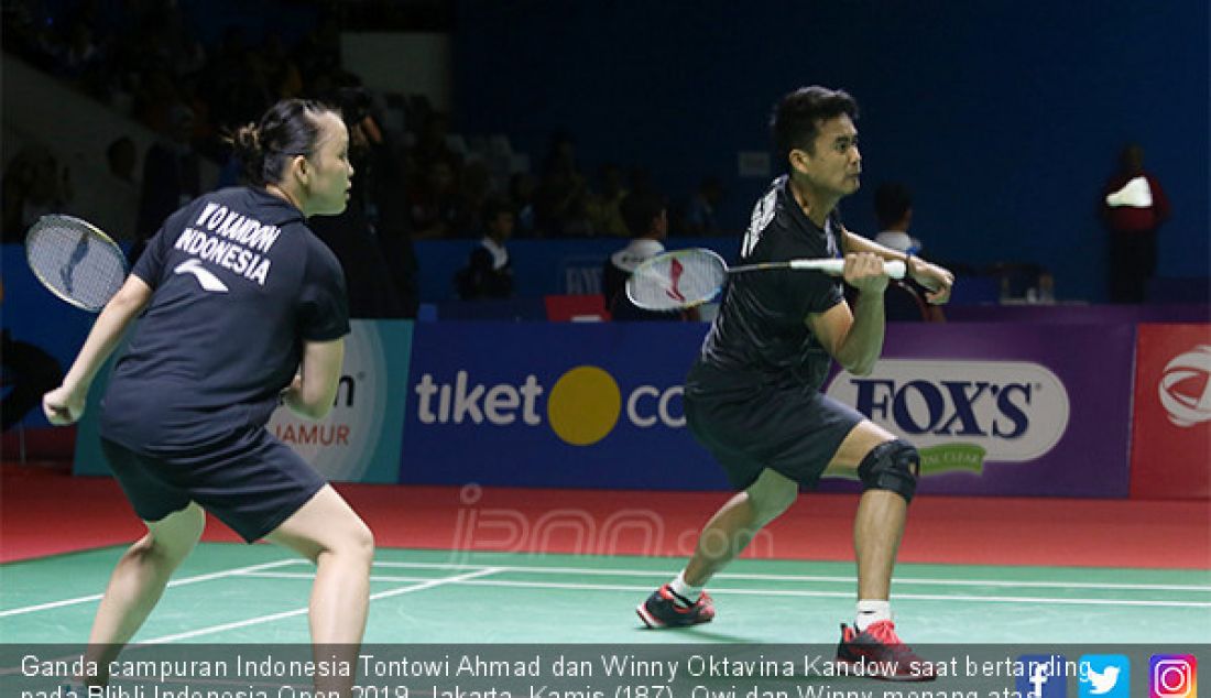 Ganda campuran Indonesia Tontowi Ahmad dan Winny Oktavina Kandow saat bertanding pada Blibli Indonesia Open 2019, Jakarta, Kamis (187). Owi dan Winny menang atas ganda campuran Thailand Nipitphon Phuangphuapet dan Savitree Amitrapai dengan skor 21-14 21-18. - JPNN.com