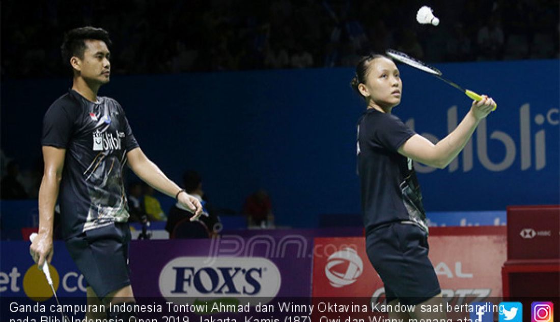 Ganda campuran Indonesia Tontowi Ahmad dan Winny Oktavina Kandow saat bertanding pada Blibli Indonesia Open 2019, Jakarta, Kamis (187). Owi dan Winny menang atas ganda campuran Thailand Nipitphon Phuangphuapet dan Savitree Amitrapai dengan skor 21-14 21-18. - JPNN.com