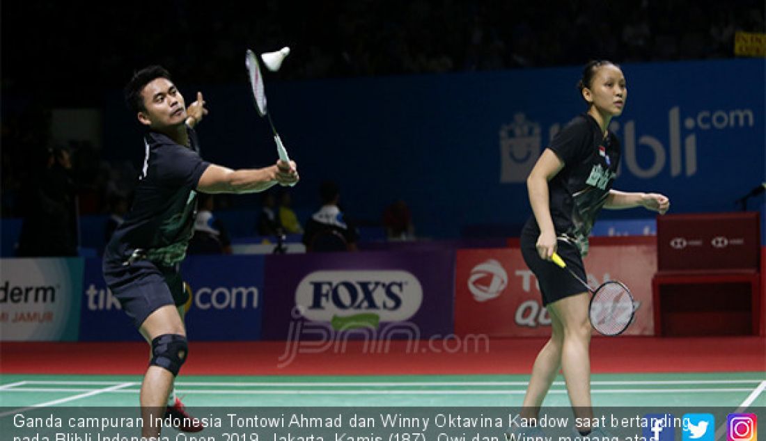 Ganda campuran Indonesia Tontowi Ahmad dan Winny Oktavina Kandow saat bertanding pada Blibli Indonesia Open 2019, Jakarta, Kamis (187). Owi dan Winny menang atas ganda campuran Thailand Nipitphon Phuangphuapet dan Savitree Amitrapai dengan skor 21-14 21-18. - JPNN.com