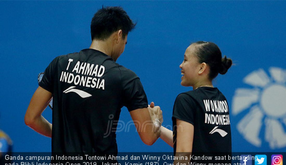 Ganda campuran Indonesia Tontowi Ahmad dan Winny Oktavina Kandow saat bertanding pada Blibli Indonesia Open 2019, Jakarta, Kamis (187). Owi dan Winny menang atas ganda campuran Thailand Nipitphon Phuangphuapet dan Savitree Amitrapai dengan skor 21-14 21-18. - JPNN.com